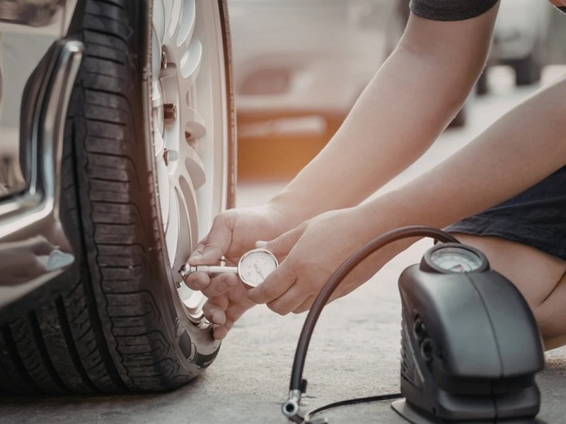 Prijenosni kompresor za auto
