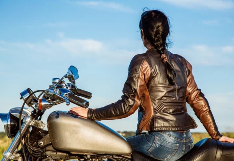 Ženske moto jakne modernim krojevima i zaštitom